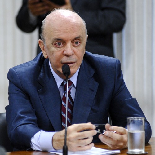 José Serra apresenta projeto de lei que institui voto distrital